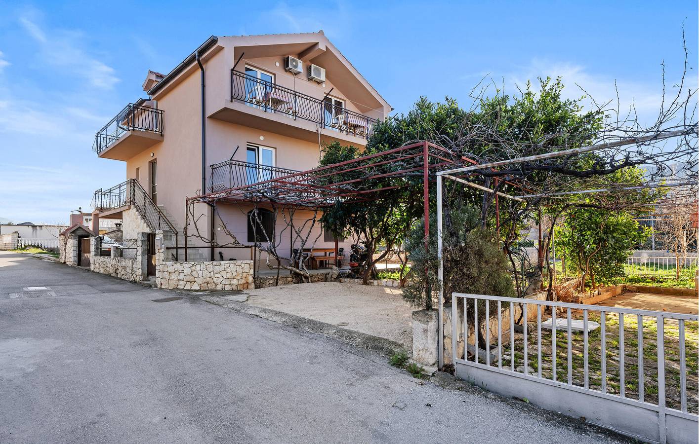 Ganze Ferienwohnung, Apartment am Meer mit Terrasse, Küche und Parkplatz – 700 m vom Camp Vala entfernt in Grebastica, Šibenik-Knin