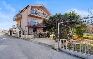 Ferienwohnung für 2 Personen, mit Terrasse in Grad Šibenik