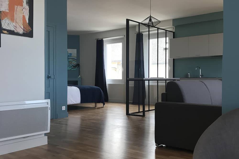 Entire apartment, Cargo Loft, 90 m2 apartment facing the sea in Locmiquélic, Côte des Mégalithes