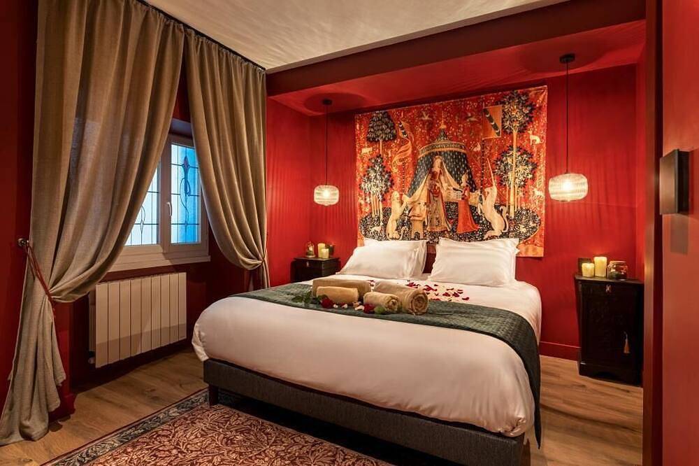 Apartamento entero, La Maison de L'Apothicaire - 4-star spa - Crémieu town center in Crémieu, Región de La Tour-du-Pin