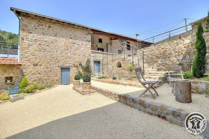 Location de vacances pour 15 personnes, avec jardin à Villechenève