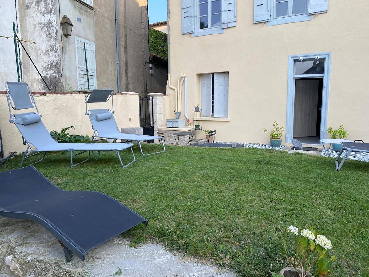 Appartement entier, 3 pièces au rez de chaussée centre historique, calme, vue sur le jardin in Foix, Ariège