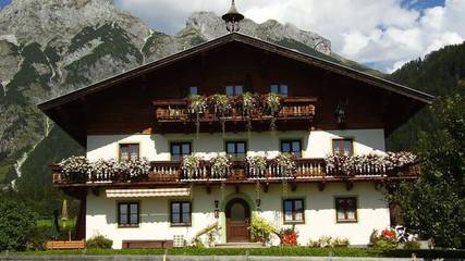 Ferienwohnung für 4 Personen, mit Garten und Balkon in Werfenweng