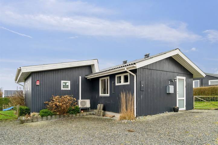 Ferieudlejning for 5 personer, med terrasse, husdyr tilladt i Følle Strand