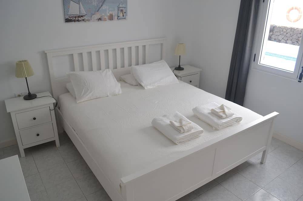 Casa Jaime, 2 bedrooms, 2 bathrooms villa with private pool & mountain views. in Puerto del Carmen, Tías