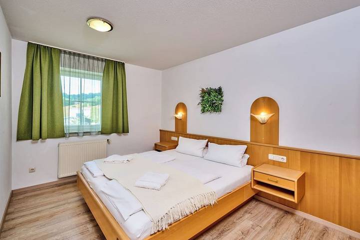 Ferienwohnung für 4 Personen, mit Balkon und Whirlpool sowie Garten und Pool in Kollnburg - 2