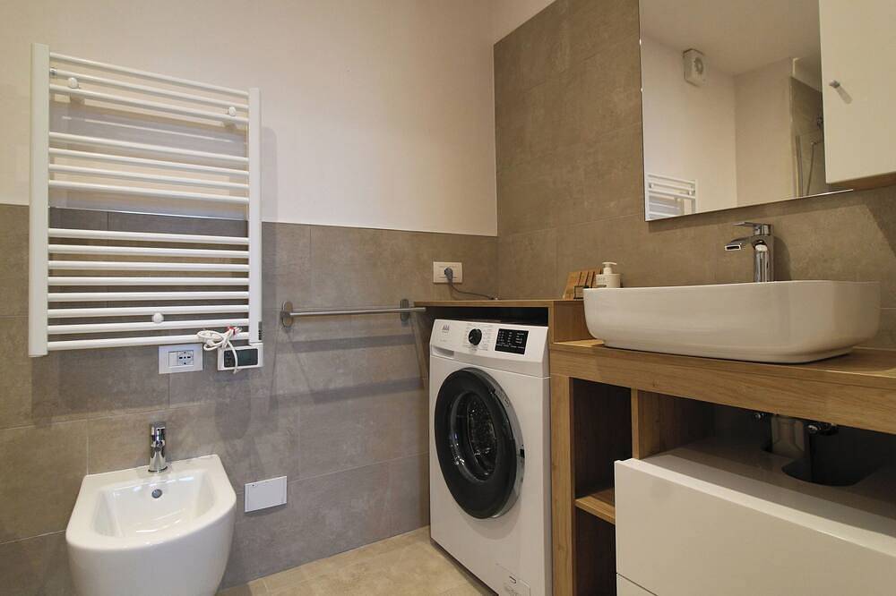 Ganze Wohnung, Le Rondini A Apartment: patio, garden, Wi-Fi, Ac and garage! in Pianello del Lario, Comer See