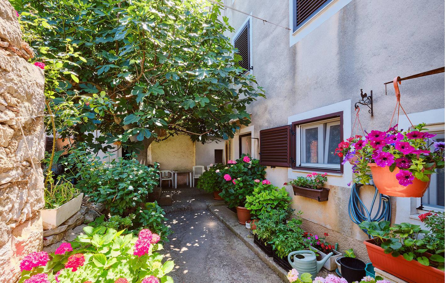 Ganze Ferienwohnung, Gemütliche Ferienwohnung, 1 km vom Strand Valdarke entfernt, mit WLAN und Klimaanlage in Mali Lošinj, Lošinj