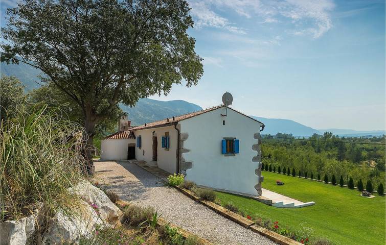 Charming 220m² Apartment with Pool, Wi-Fi & River Access in Kršan, Eastcoast Istria