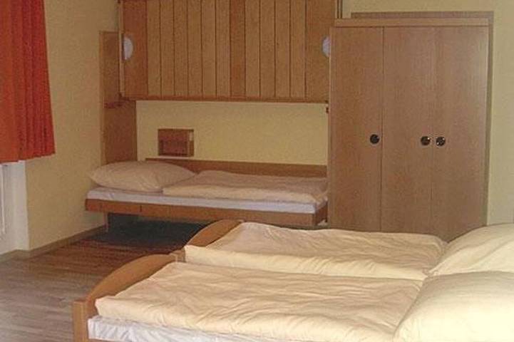 Oppauer Haus - 102 Vierbettzimmer, Dusche, Wc in Wachenheim, Landkreis Bad Dürkheim