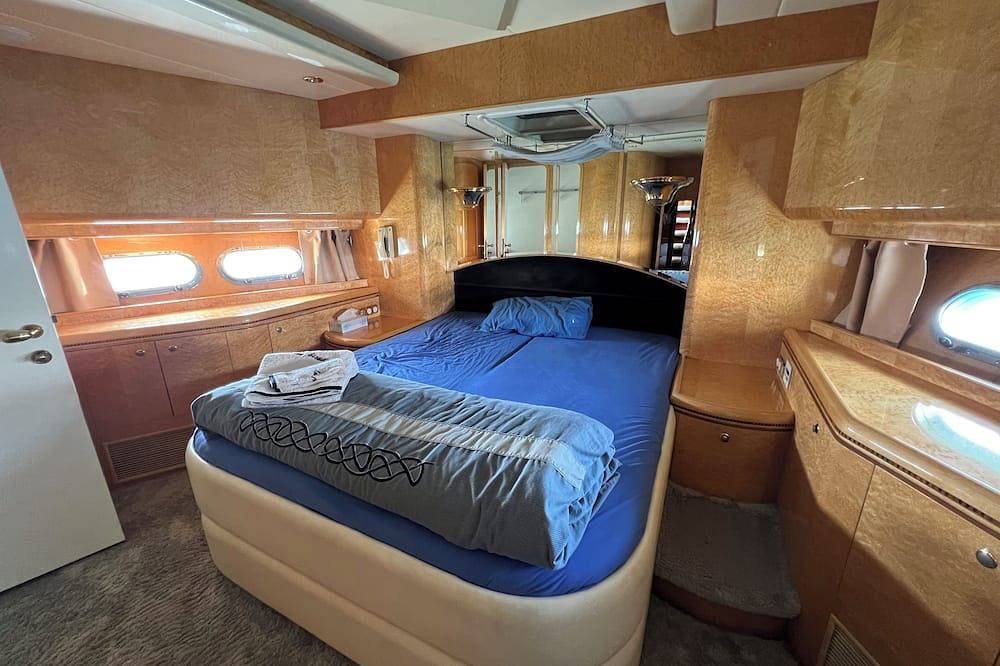 Luxury yacht in marina de Badalona. Price for overnight stay in the whole yacht. in Premiá de Mar, Costa del Maresme