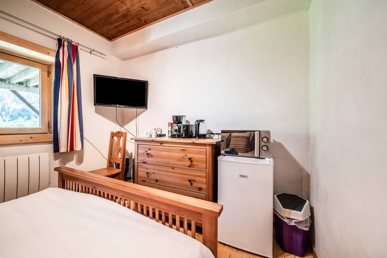 Chambre 'Elisthur Chambre N°2' avec vue sur les montagnes, terrasse partagée et Wi-Fi in Saint-Jean-d'Aulps, Les Portes du Soleil