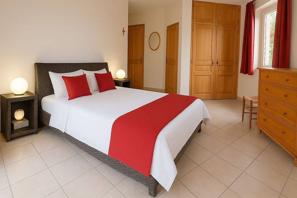 Charming house with heated heated pool, lake, sea, golf in Tourrettes, Draguignan region