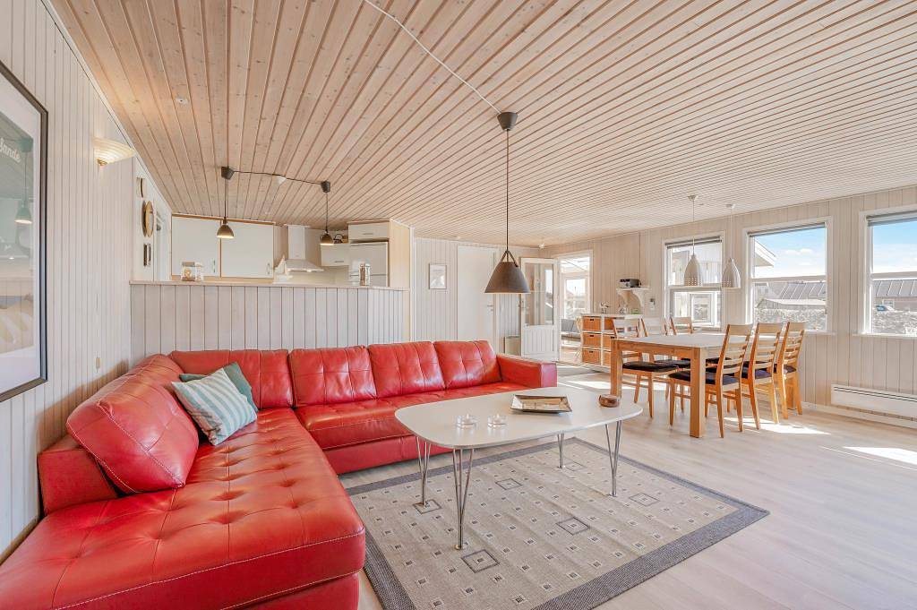 Helles und schönes Ferienhaus mit Holzofen in Nørre Lyngvig, Hvide Sande
