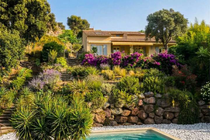 Location de vacances pour 8 personnes, avec piscine et terrasse à Les Adrets-de-l'Estérel