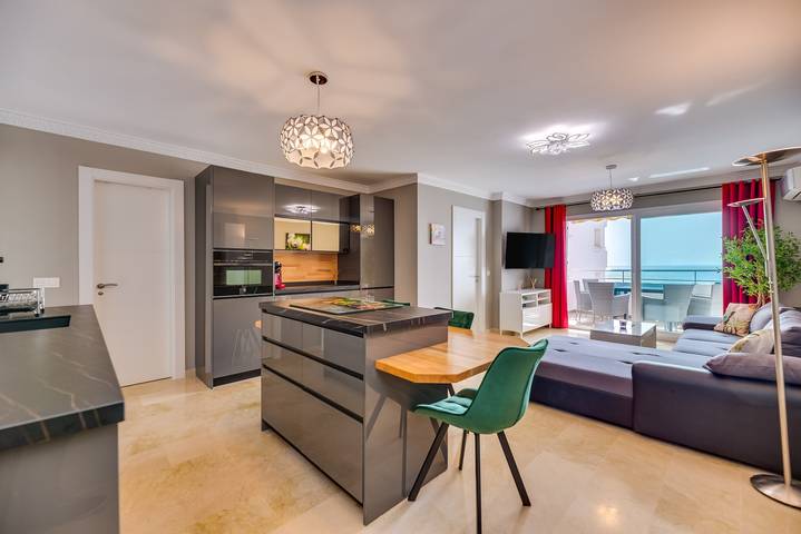 Ganze Wohnung, Apartment 'Beach Marbella' mit Meerblick, Wlan und Klimaanlage in Marbella Ost, Marbella