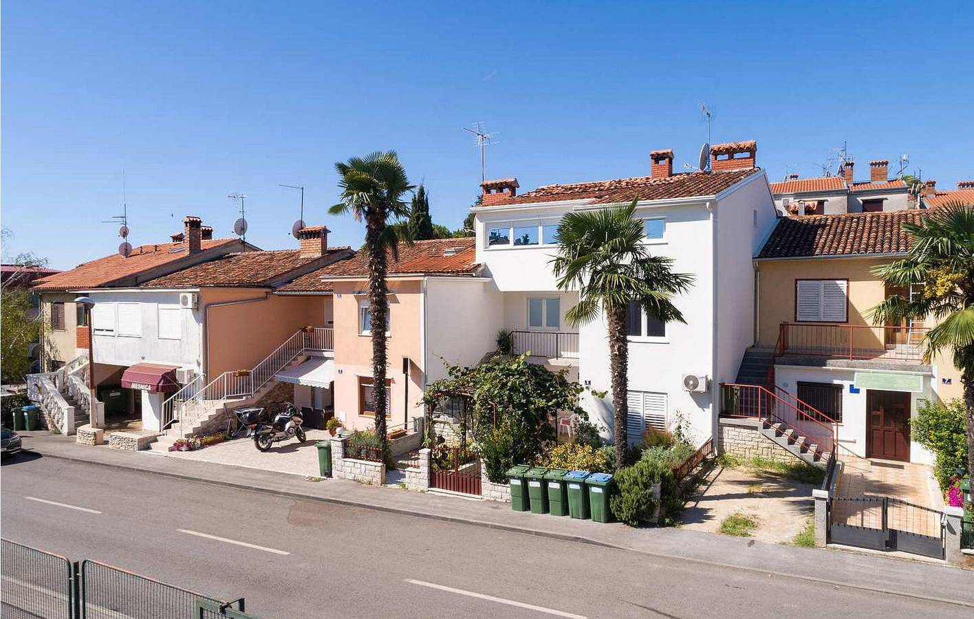 Ganze Ferienwohnung, Charmante 100 m² große Wohnung mit Terrasse, WLAN und nur 400 m vom Strand entfernt in Poreč, Grad Poreč