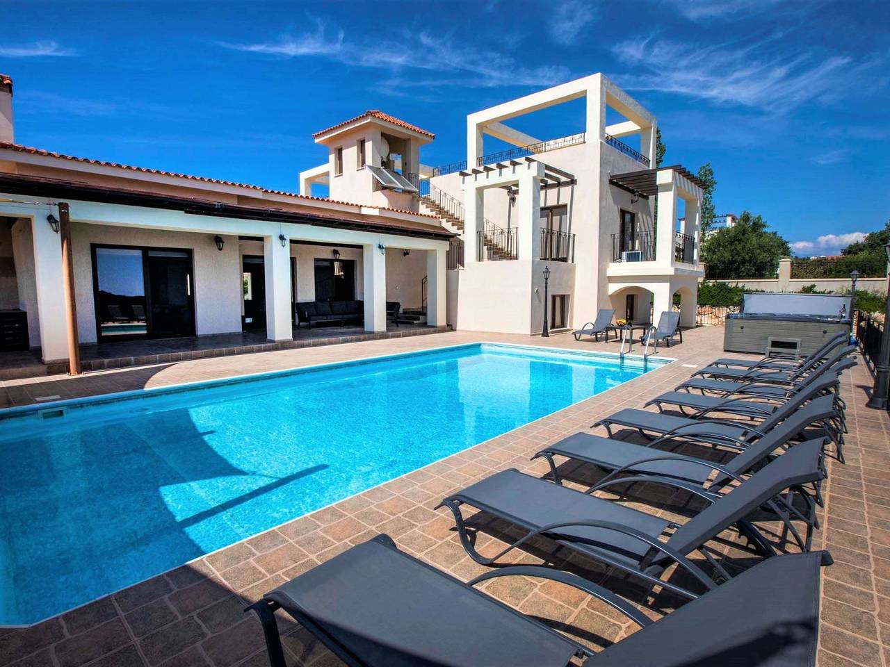 Villa mit Blick auf die Berge und Whirlpool in Südzypern