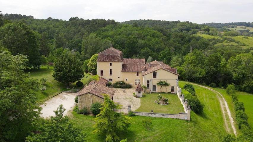 Location de vacances pour 12 personnes, avec Terrasse et Jardin ainsi que Piscine et Vue à Léguillac-de-l'Auche