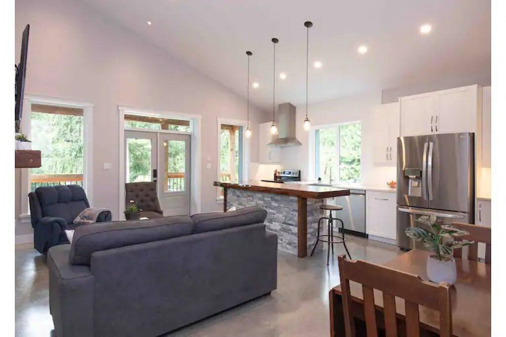 “Between Two Lakes”. New 2 Bedroom Entire Home! (Sleeps 6). in Nanaimo, Regional District of Nanaimo