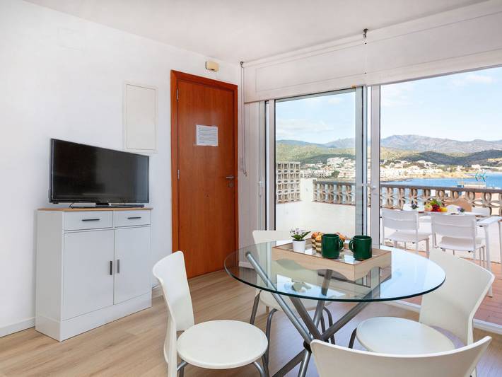 Entire apartment, Blue Ocean in Platja del Port (Llanca), Llanca