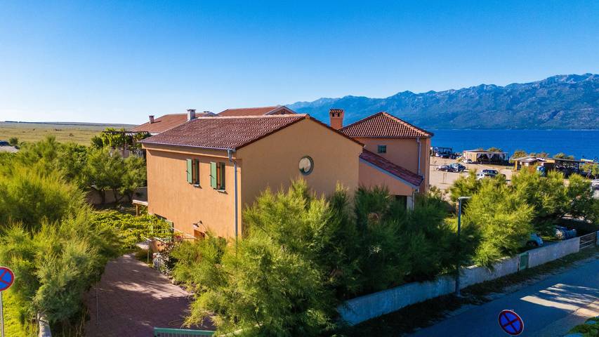 Villa für 4 Personen, mit Garten und Terrasse sowie Whirlpool in Razanac