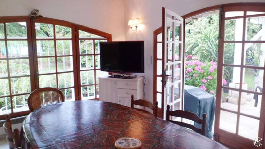 Villa pour 9 personnes, avec vue ainsi que piscine et jardin