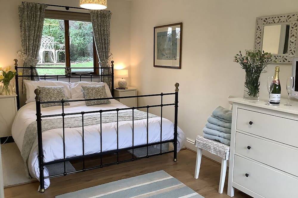 Secluded Coastal Cottage parking, garden, tree house, bike shed. Beach - 5 mins. in Alnmouth, Northumberland