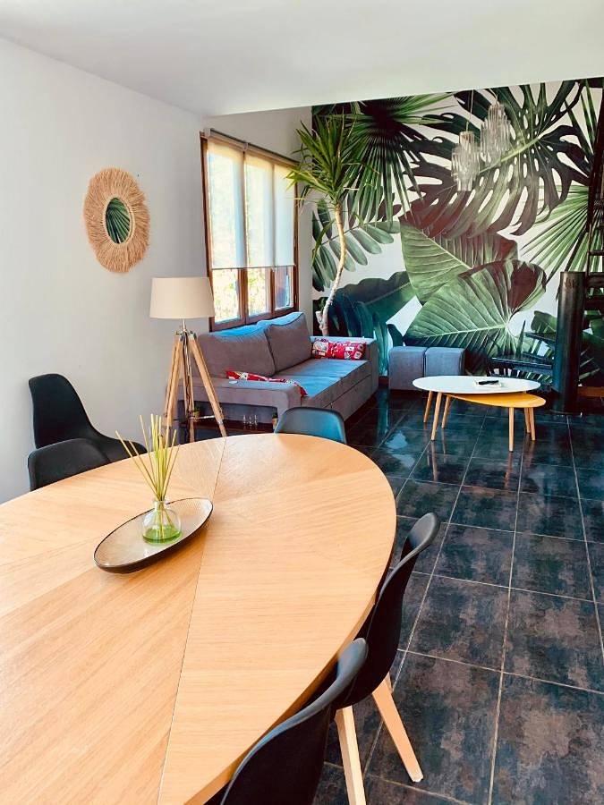 Appartement entier, Apartment with Mountain View in Tarascon-sur-Ariège, Ariège