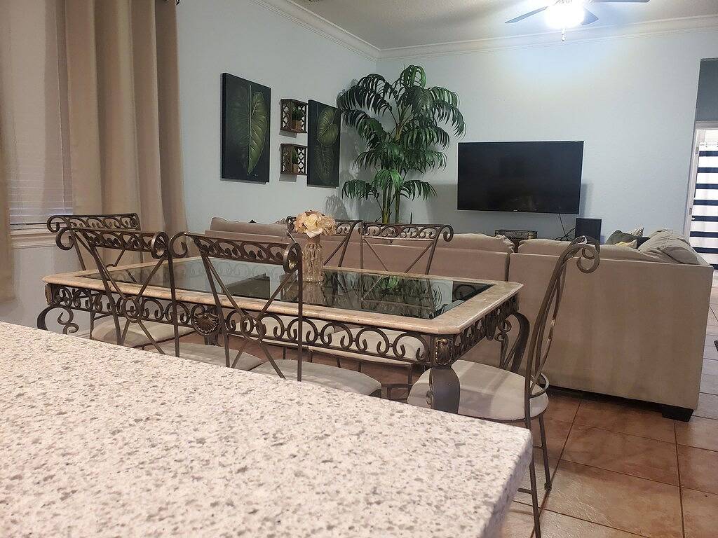 Fully Equipped 3/3 w/ hot tub 1 Mile To Beach in Lantana, Palm Beach County