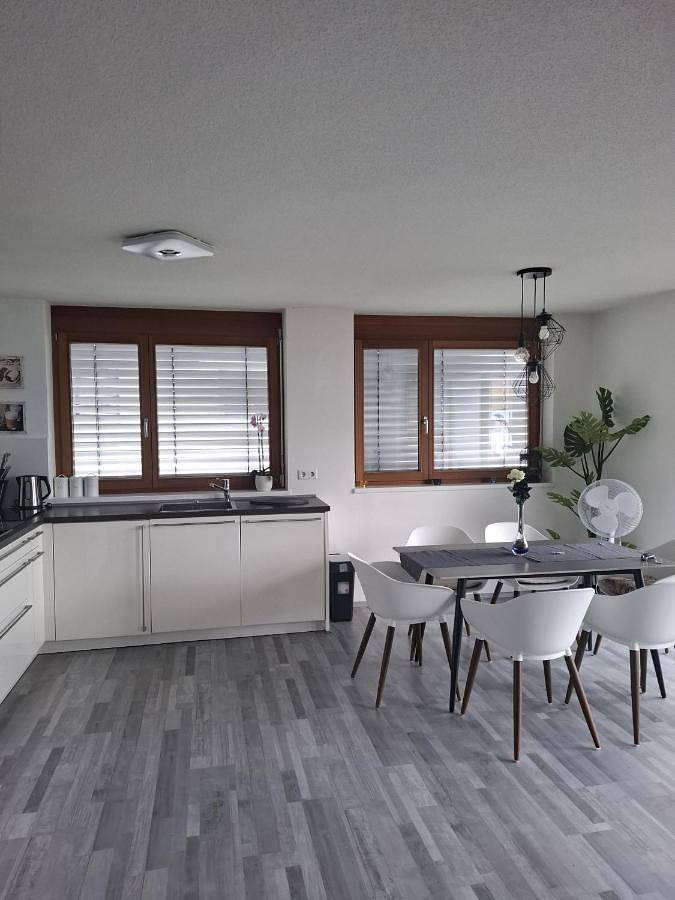 Ferienwohnung für 4 Personen, mit Balkon und Seeblick sowie Ausblick - 1