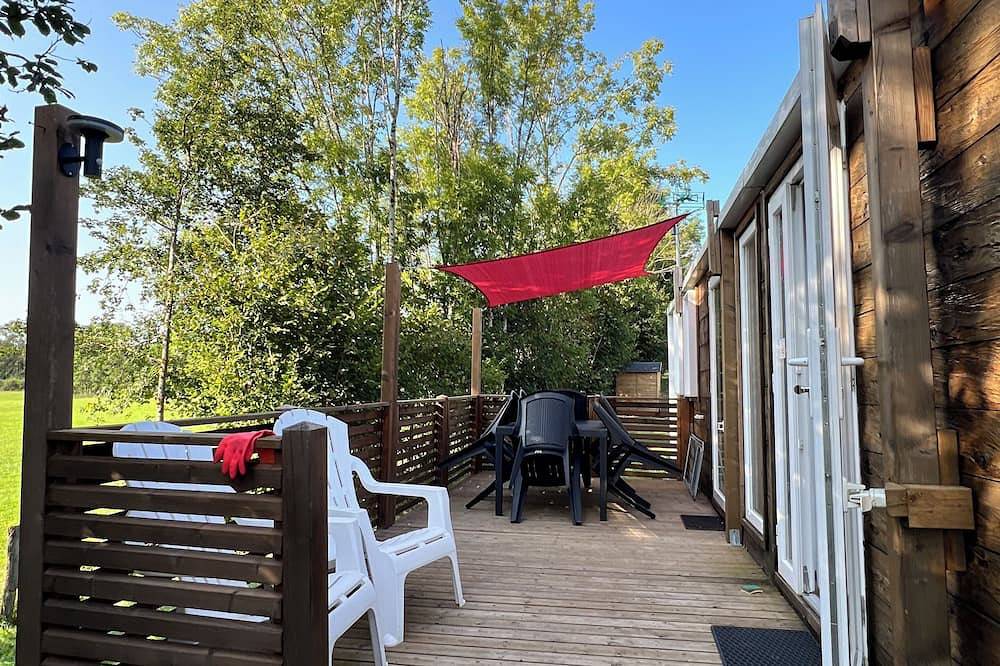 Wooden cottage with terrace overlooking the countryside and swimming pool, optional Kota grill in Loray, Französischer Jura