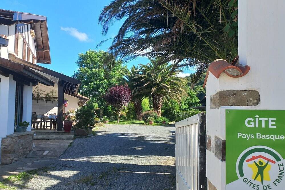 Entire apartment, T3 + Basque Coast terrace (furnished with tourism classified 3 ***) sea and mountain in Saint-Pée-sur-Nivelle, Bayonne region