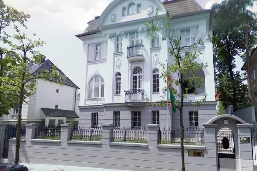 Ganze Wohnung, Delightful 3-bedroom apartment in vibrant Berlin neighborhood in Berlin Grunewald, Berlin