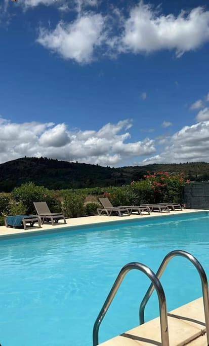 Gîte pour 2 personnes, avec Terrasse ainsi que Jardin et Piscine à Péret