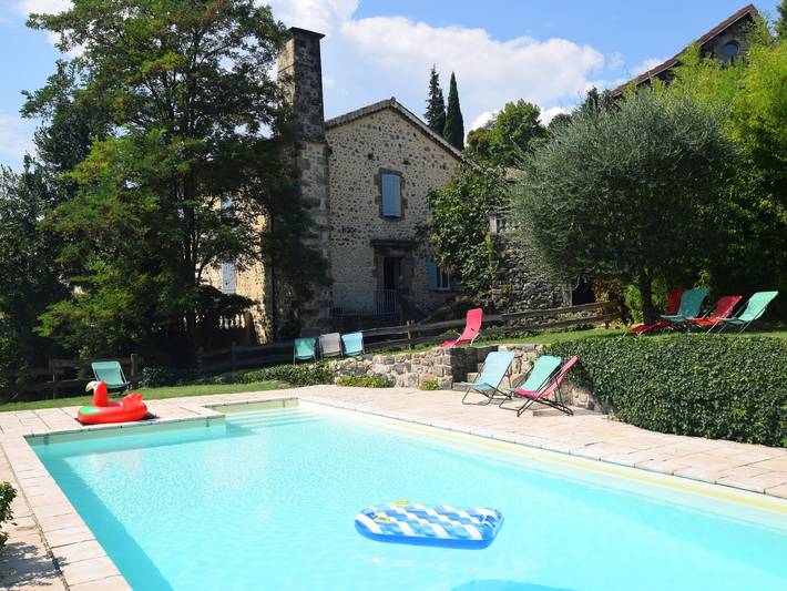 Maison de vacances pour 4 personnes, avec jardin ainsi que piscine et terrasse, adapté aux familles en Ardèche