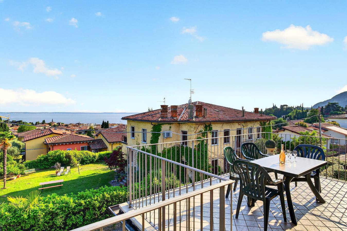 Appartamento intero, Regarda - La Terrazza di Garda trilocale con vista lago in Garda, Prealpi Gardesane