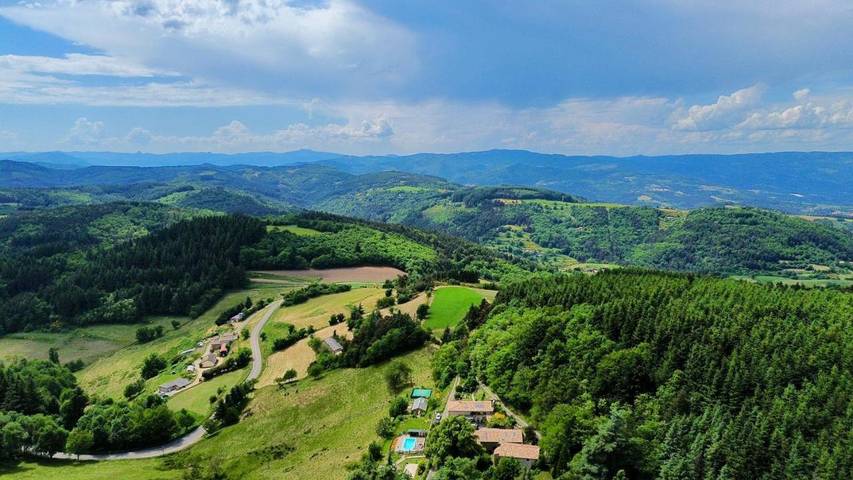 Location de vacances pour 2 personnes, avec Terrasse ainsi que Jardin et Piscine à Lamastre