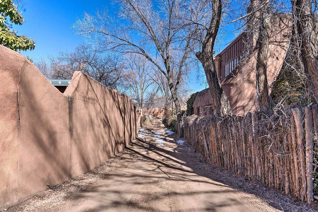 Einzigartiger Bungalow im Adobe-Stil im historischen Santa Fe! in Santa Fe, Santa Fe County