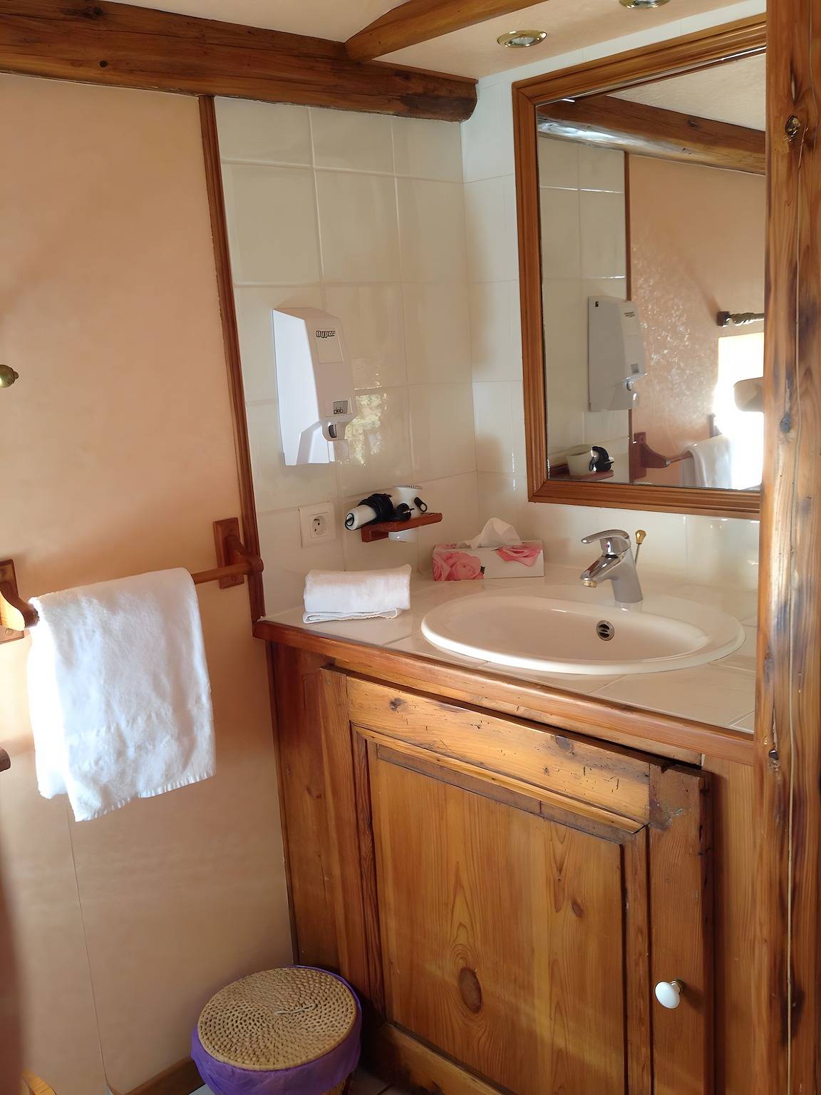 Gästezimmer „Chambre Romance“ mit gemeinsamer Terrasse, Garten und Wlan in Polignac, Haute-Loire