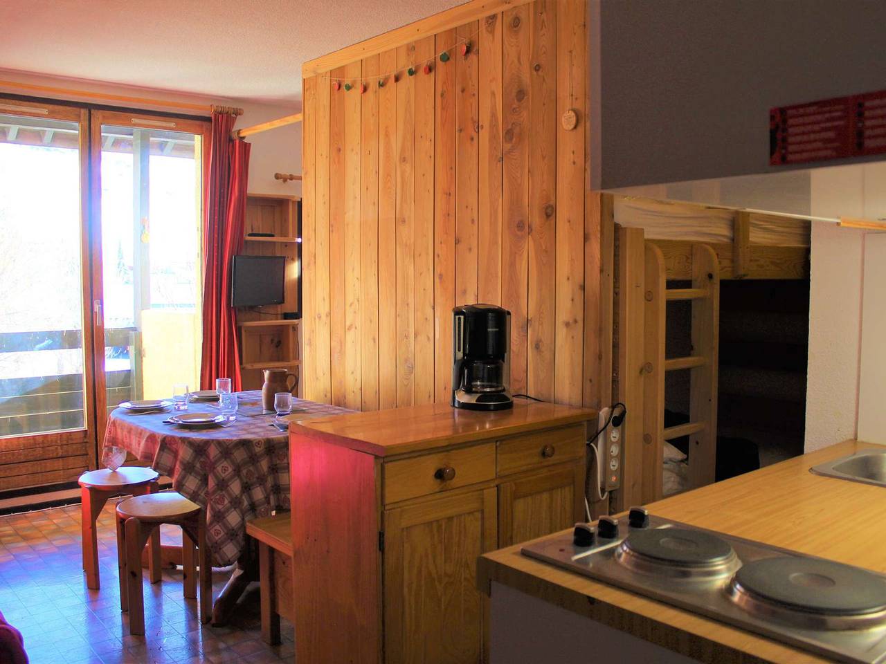 Appartement entier, Studio cosy à Vars Sainte Marie, 4 couchages, balcon sud, à 300m des pistes et commerces in Vars (station de ski), Vars