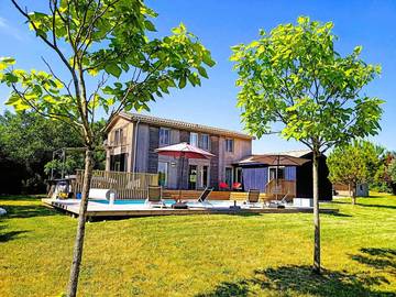 Gîte pour 8 personnes, avec vue ainsi que piscine et jardin, adapté aux familles à Dévillac
