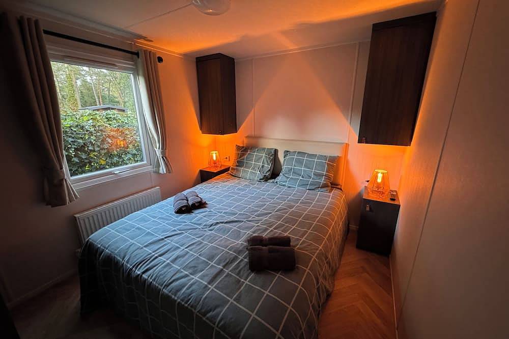 Deluxe chalet with private outside jacuzzi. in Veluwe