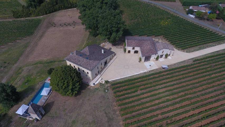 Location de vacances pour 6 personnes, avec piscine ainsi que jardin et vue à Saint-Genès-de-Castillon