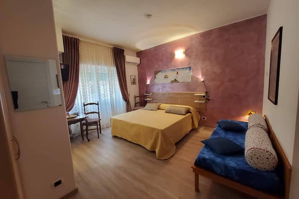 500 mt from the sea 50 meters from the railway station rooms with all comforts in Ostia, Rome