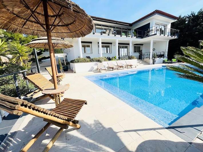 Location de vacances pour 8 personnes, avec Terrasse ainsi que Piscine et Vue dans Plage Doree Sanary Sur Mer