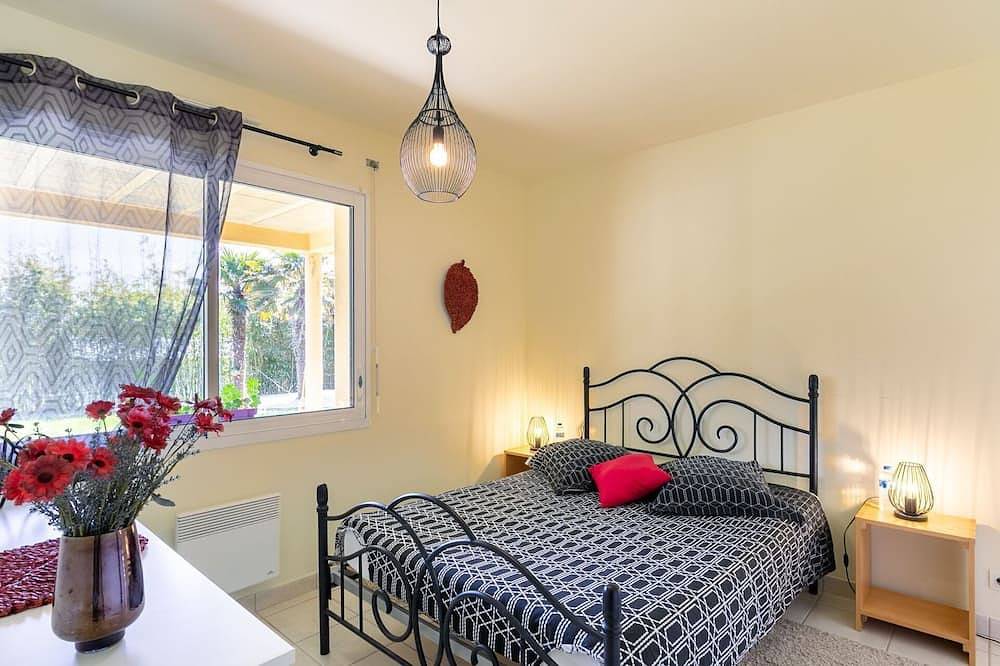 Entire apartment, Cosy apartment for 2 guests with Wifi, Tv, patio and pets allowed in Plougonvelin, Brest region