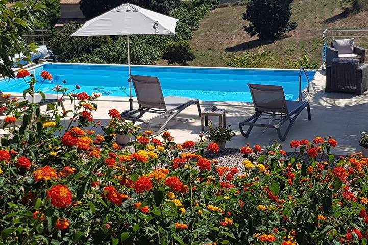 Villa pour 2 personnes, avec Terrasse ainsi que Jardin et Piscine à Afa