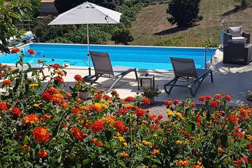 Cottage pour 2 personnes, avec terrasse ainsi que piscine et jardin à Afa