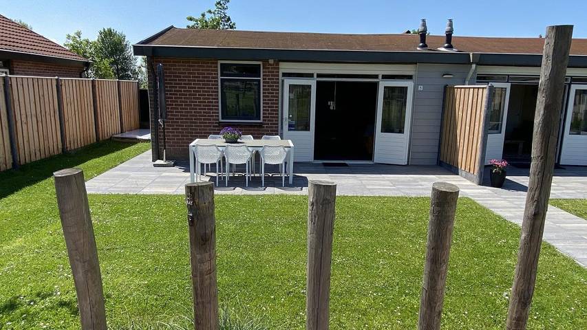 Ferienhaus für 4 Personen, mit Balkon/Terrasse und Terrasse in Serooskerke